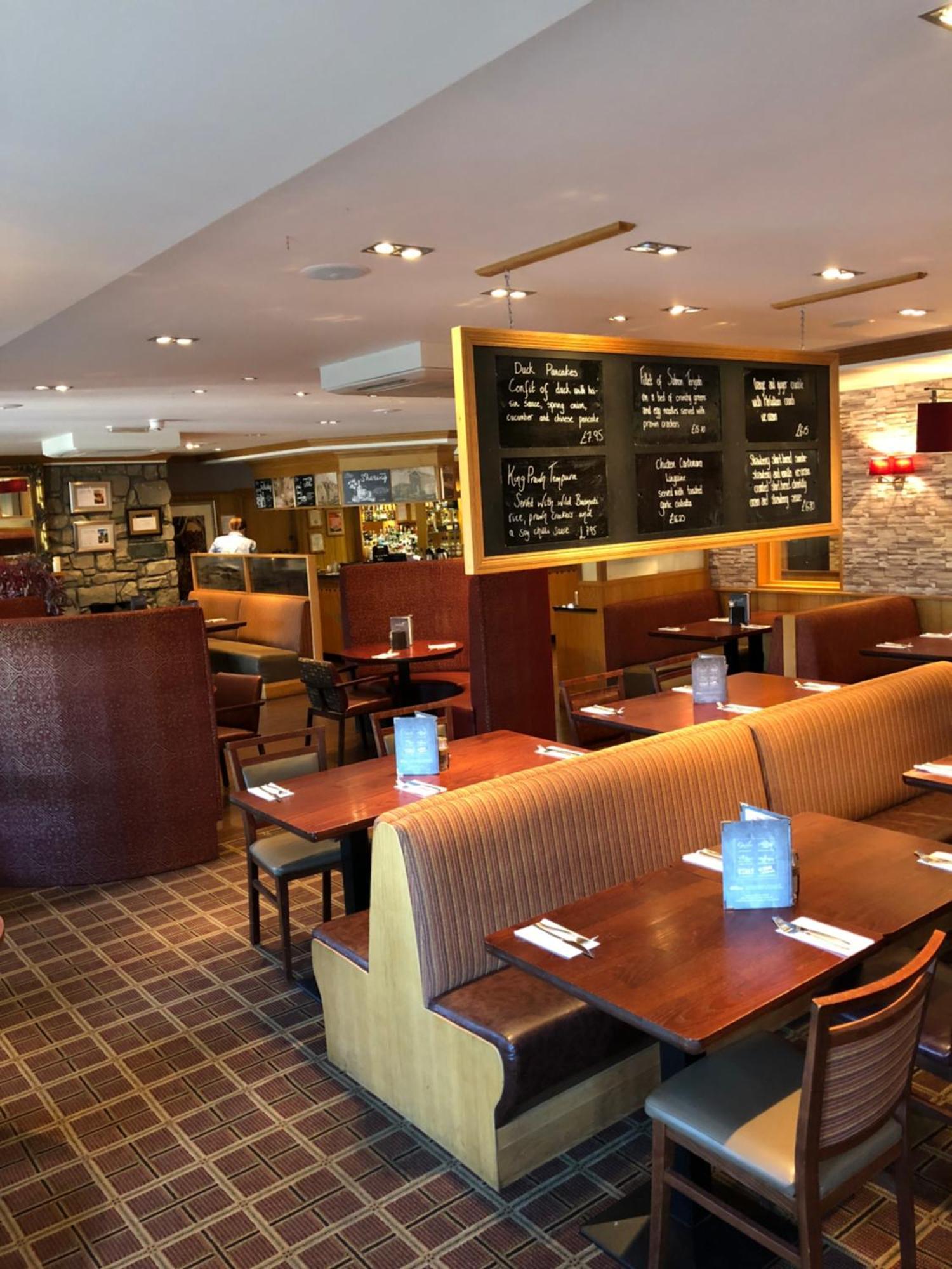 The Loans Inn Трун Екстериор снимка