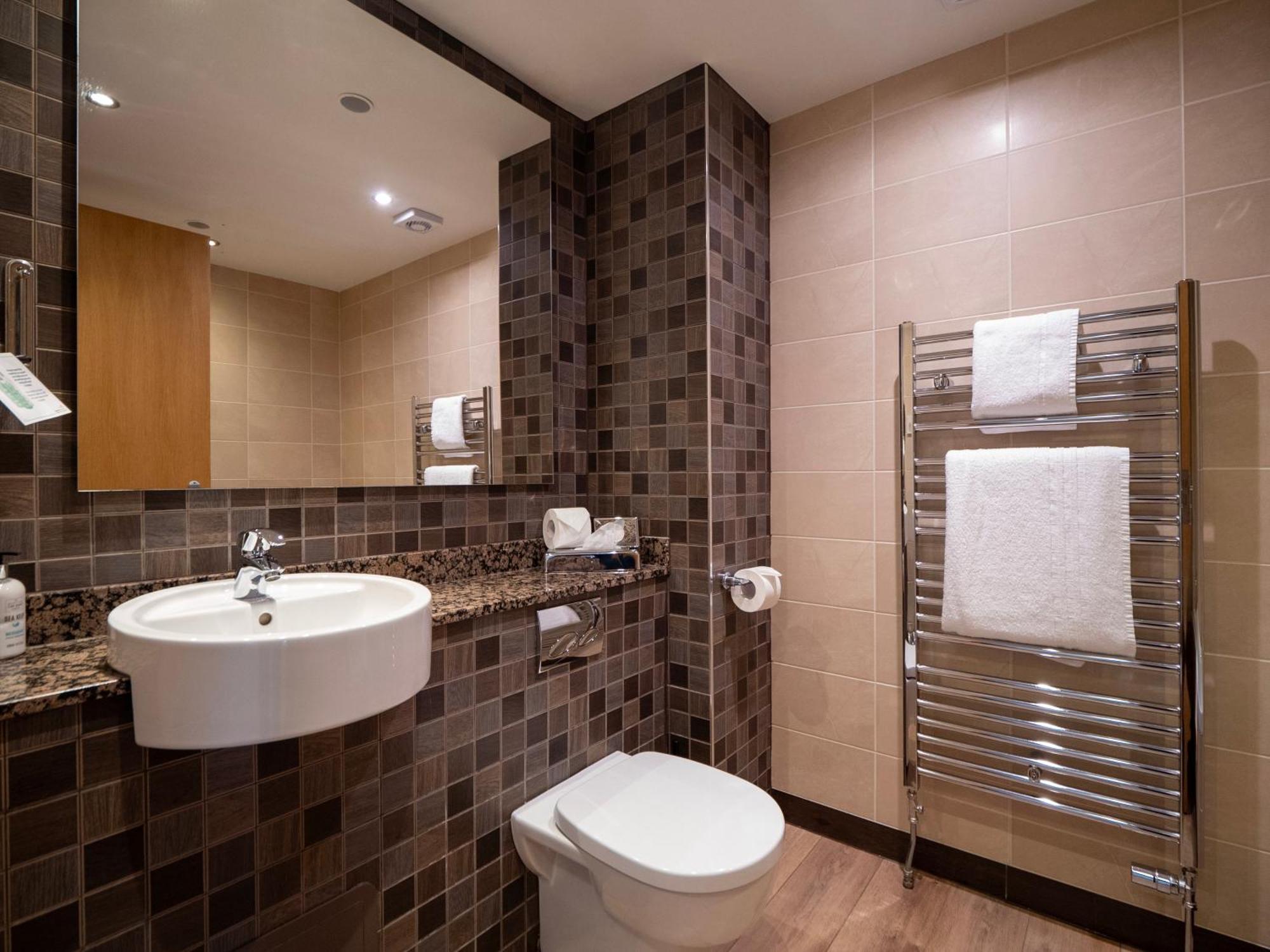 The Loans Inn Трун Екстериор снимка