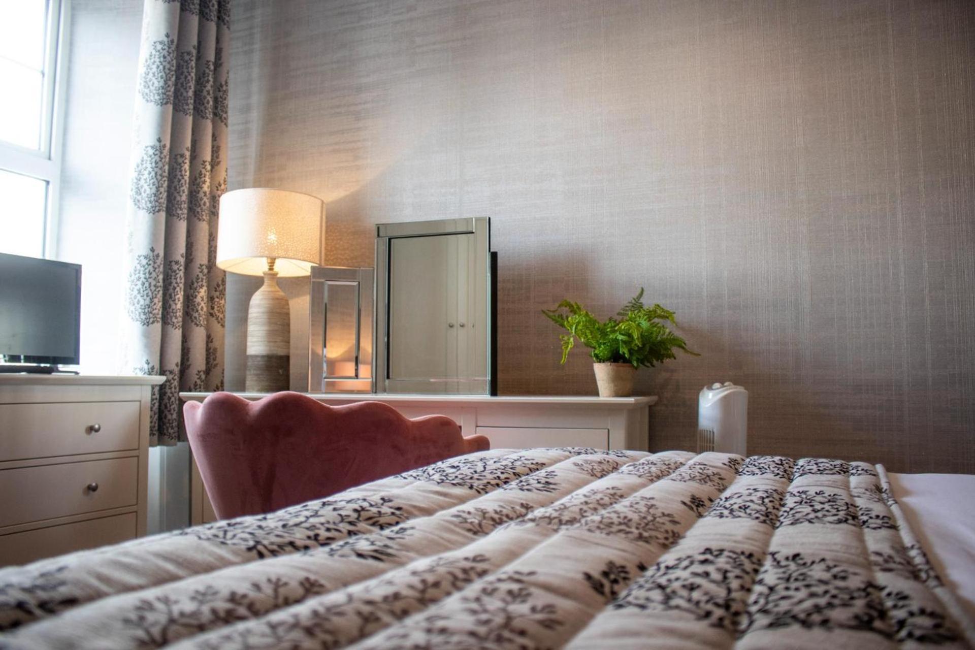 The Loans Inn Трун Екстериор снимка